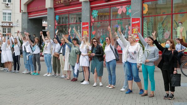 Người biểu tình tại Cửa hàng bách hóa trung tâm ở Minsk - Sputnik Việt Nam