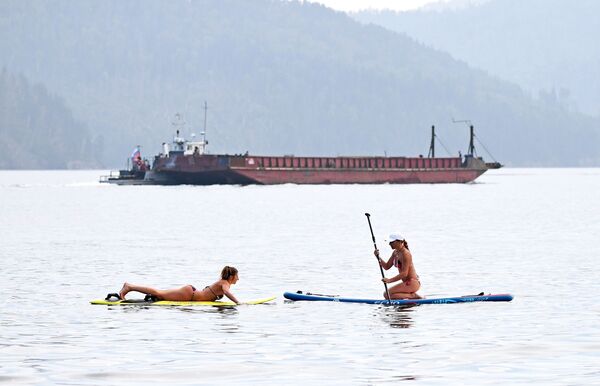 Tập yoga trên ván trượt, trong vùng nước Enisei, vùng Krasnoyarsk, Nga - Sputnik Việt Nam