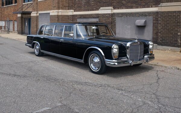Chiếc xe limousine hàng hiếm của ngoại trưởng Trung Quốc được bán với giá 285 nghìn USD - Sputnik Việt Nam