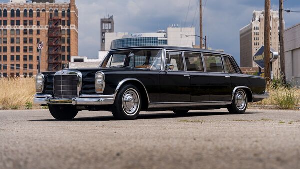 Chiếc xe limousine hàng hiếm của ngoại trưởng Trung Quốc được bán với giá 285 nghìn USD - Sputnik Việt Nam