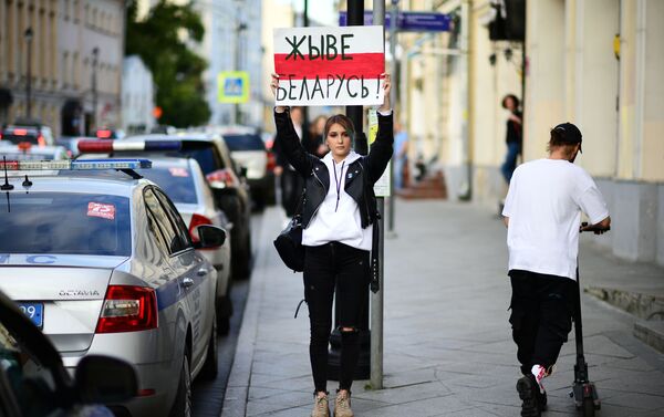 Một cô gái với tấm áp phích Cuộc sống người  Belarus! trước đại sứ quán Belarus ở Moskva - Sputnik Việt Nam