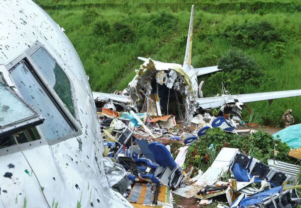 Tại nơi xảy ra tai nạn Boeing 737 Air India Express  - Sputnik Việt Nam