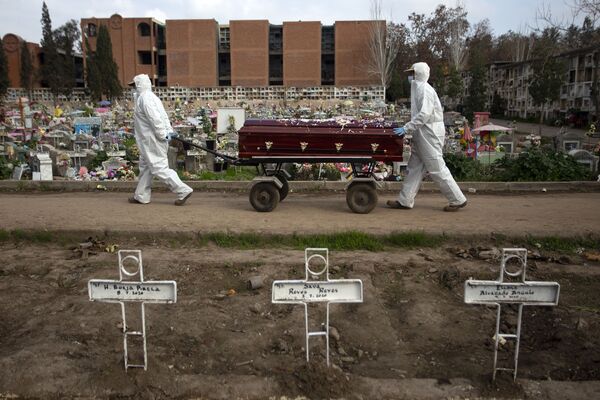 Những người phu mộ khiêng quan tài đến nghĩa trang ở Santiago, Chile - Sputnik Việt Nam