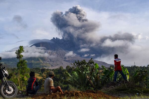 Dân làng theo dõi núi lửa Sinabung phun trào ở Sumatra - Sputnik Việt Nam