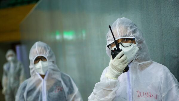 Sử dụng các thiết bị liên lạc hiện đại báo cáo tình hình sức khỏe bệnh nhân trong diễn tập tại Bệnh viện dã chiến Tiên Sơn.  - Sputnik Việt Nam