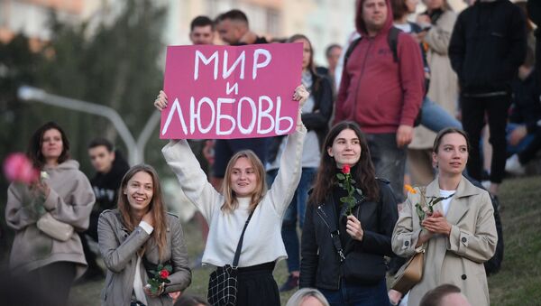 Phụ nữ Minsk tham gia biểu tình với hoa và khẩu hiệu Hòa bình và tình yêu  - Sputnik Việt Nam