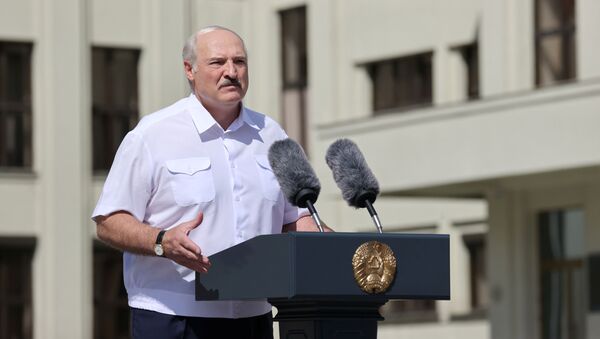Tổng thống Belarus Alexander Lukashenko phát biểu trước những người ủng hộ ở Minsk - Sputnik Việt Nam