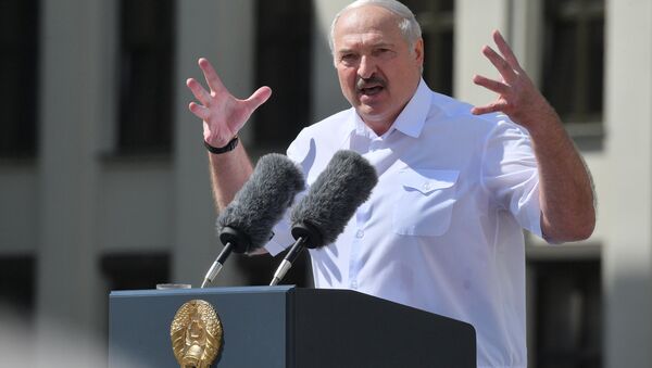 Tổng thống Belarus Alexander Lukashenko phát biểu tại một cuộc mít tinh ủng hộ ông trên Quảng trường Độc lập ở Minsk - Sputnik Việt Nam
