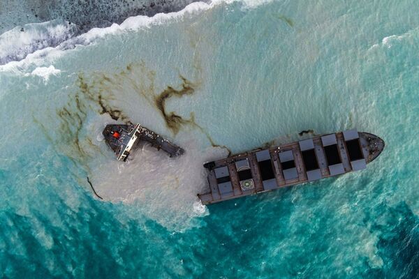 Cảnh từ trên xuống: tàu chở hàng MV Wakashio bị hỏng ngoài khơi bờ biển Mauritius - Sputnik Việt Nam