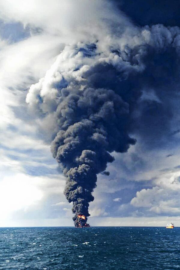 Khói từ tàu chở dầu Sanchi của Iran bốc cháy ở Biển Hoa Đông, 2018 - Sputnik Việt Nam