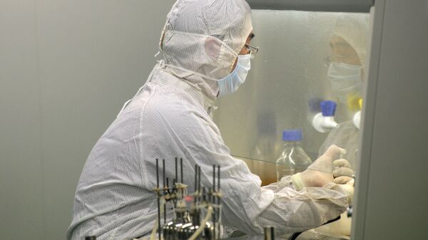 Chuyên gia Trung Quốc làm việc trong phòng thí nghiệm về sản xuất vắc-xin. - Sputnik Việt Nam