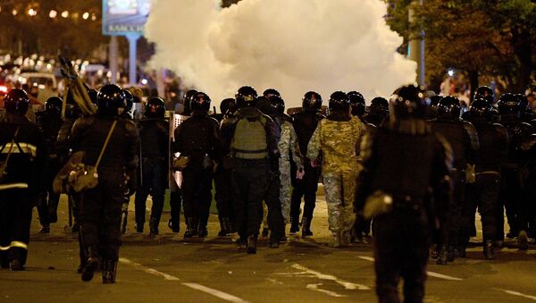 Các nhân viên thực thi pháp luật trong một cuộc biểu tình ở Minsk. - Sputnik Việt Nam