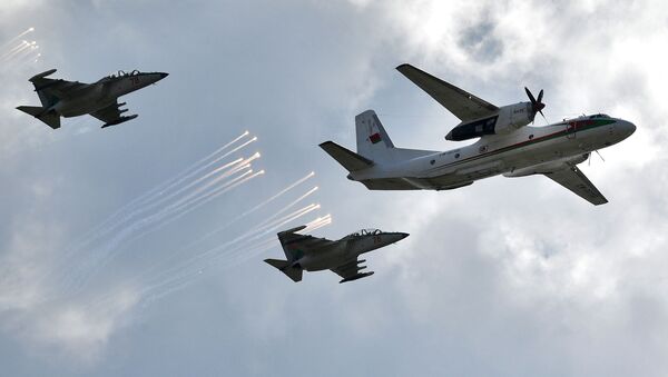 Máy bay cường kích Su-25 và máy bay vận tải quân sự An-26 trong cuộc duyệt binh trên không ở Minsk. - Sputnik Việt Nam