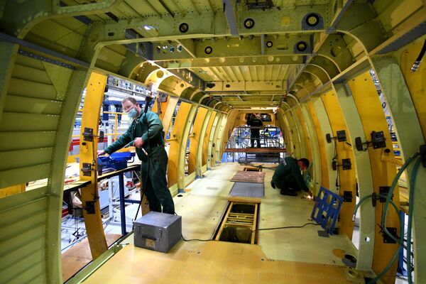Dây chuyền lắp ráp MI-8 trong phân xưởng mạ điện mới tại Nhà máy Trực thăng Kazan - Sputnik Việt Nam