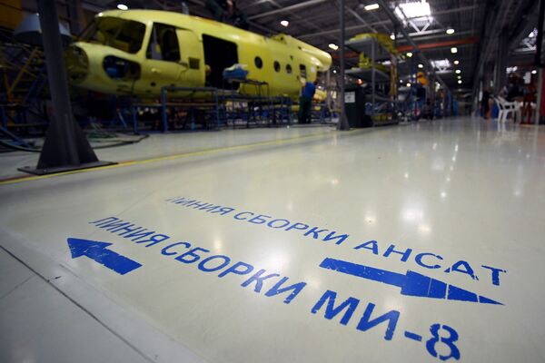 Hình dán thông tin trên sàn ở một trong những phân xưởng của Nhà máy trực thăng Kazan - Sputnik Việt Nam
