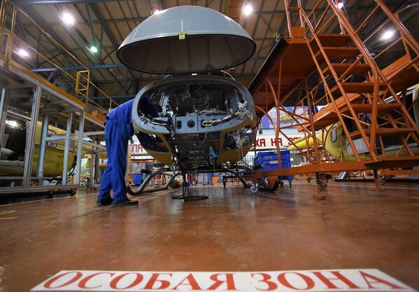 Dây chuyền lắp ráp trực thăng y tế «Ansat» trong phân xưởng mạ điện mới tại Nhà máy Trực thăng Kazan - Sputnik Việt Nam
