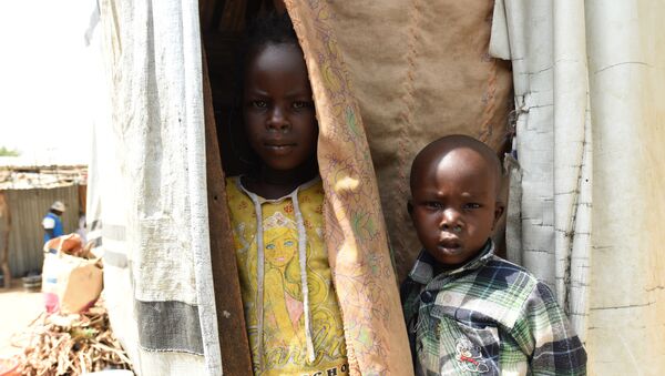 Những đứa trẻ trốn cái nắng như thiêu như đốt trong Trại dành cho những người mất tích ở Maiduguri, đông bắc Nigeria, vào ngày 4 tháng 2 năm 2016. - Sputnik Việt Nam