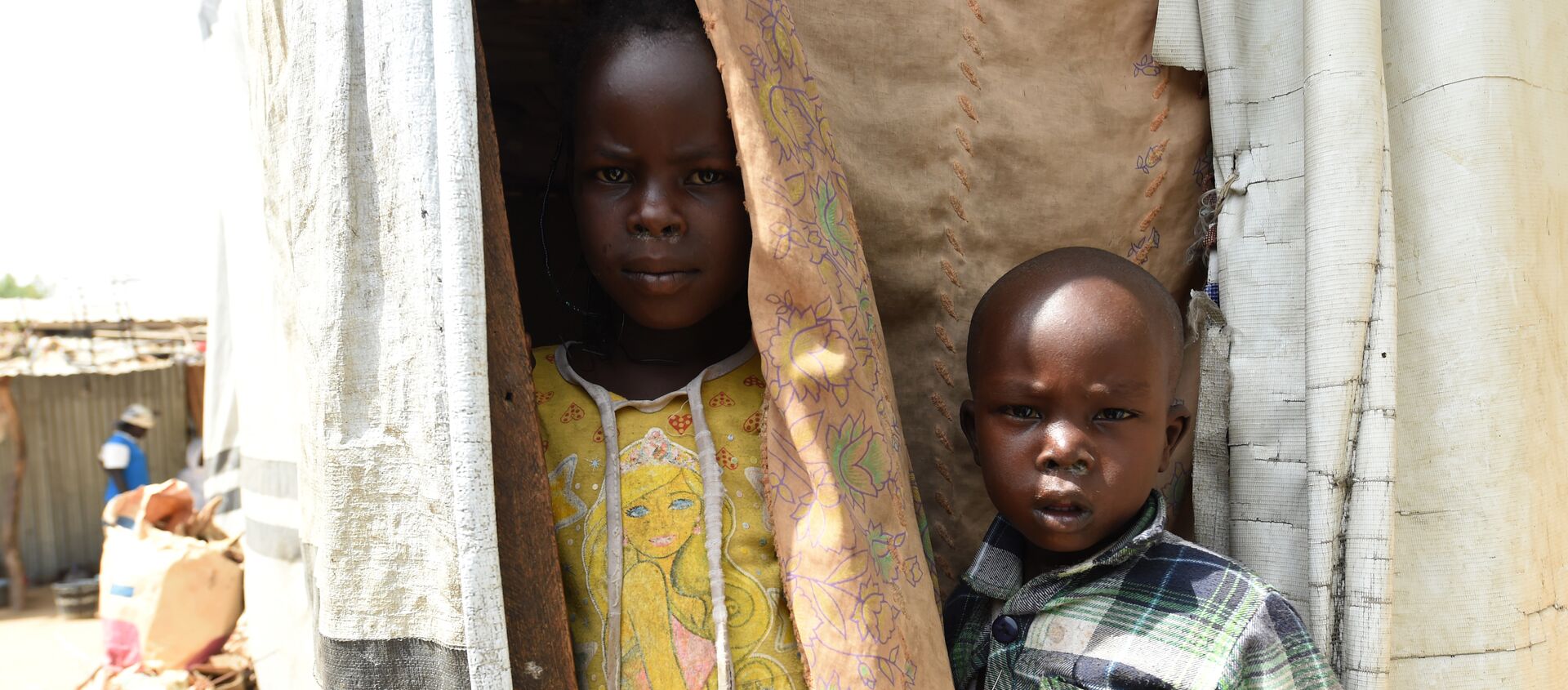 Những đứa trẻ trốn cái nắng như thiêu như đốt trong Trại dành cho những người mất tích ở Maiduguri, đông bắc Nigeria, vào ngày 4 tháng 2 năm 2016. - Sputnik Việt Nam, 1920, 19.08.2020