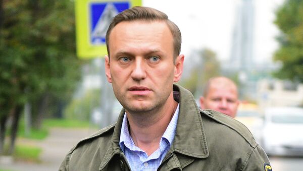 Alexey Navalny trước tòa nhà của Tòa án quận Simonovsky ở Moscow - Sputnik Việt Nam