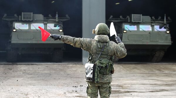 Một người lính trong cuộc diễn tập chiến thuật của một lữ đoàn phòng không ở Lãnh thổ Krasnodar - Sputnik Việt Nam