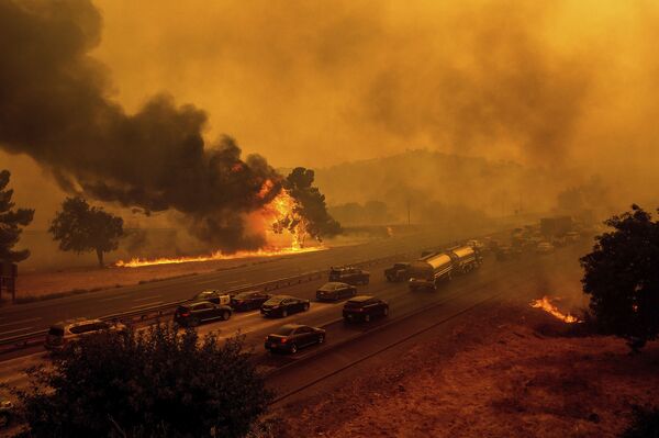 Cháy rừng dọc theo Quốc lộ 80 ở Vacaville, California - Sputnik Việt Nam