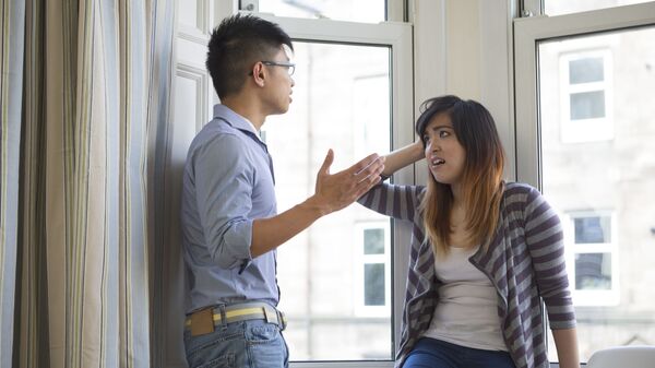 Chàng trai và cô gái đang tranh cãi bên cửa sổ - Sputnik Việt Nam