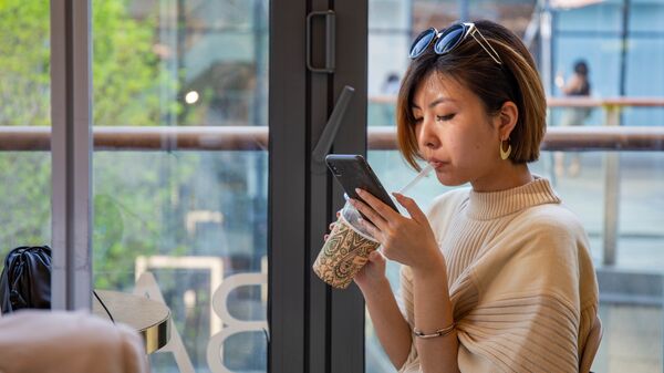 Trung Quốc cô gái mùa xuân Bắc Kinh người phụ nữ Trung Quốc cà phê điện thoại - Sputnik Việt Nam