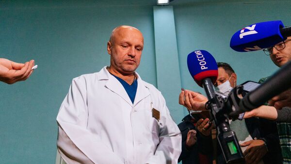 Ông Anatoly Kalinichenko, phó giám đốc bệnh viện cấp cứu số 1 ở Omsk nói với các phóng viên về tình trạng của Alexei Navalny. - Sputnik Việt Nam