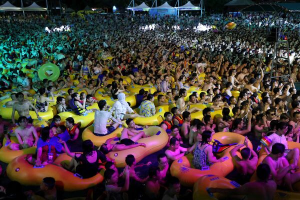 Những người dự tiệc tại Wuhan Maya Beach Park  ở Vũ Hán, Trung Quốc - Sputnik Việt Nam