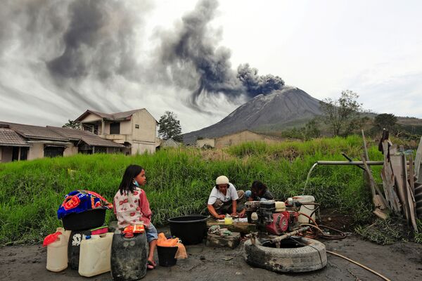 Người dân giặt quần áo gần núi lửa Sinabung đang hoạt động, Indonesia - Sputnik Việt Nam