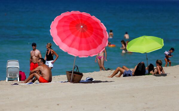 Những người tắm nắng  trên bãi biển ở Palma, Tây Ban Nha - Sputnik Việt Nam