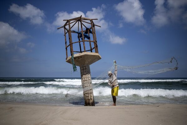 Ngư dân Palestine thu dọn lưới đánh cá  - Sputnik Việt Nam