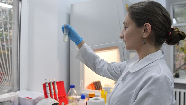 Một nhân viên của phòng thí nghiệm tiến hành thử nghiệm vắc-xin chống lại COVID-19 tại Trung tâm Dịch tễ và Vi sinh N.F. Gamaleya - Sputnik Việt Nam