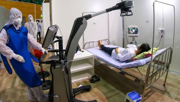 Sử dụng máy X - Quang di động trong tình huống diễn tập điều trị cho bệnh nhân tại Bệnh viện dã chiến Tiên Sơn. - Sputnik Việt Nam