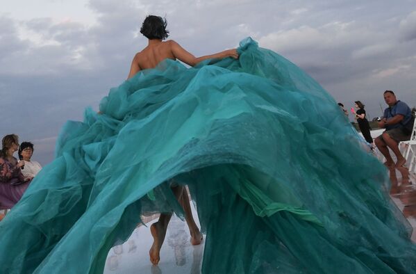 Người mẫu trình diễn quần áo từ bộ sưu tập mới của thương hiệu Marina Malina trên hồ Sasyk-Sivash, ngoại ô Evpatoria - Sputnik Việt Nam