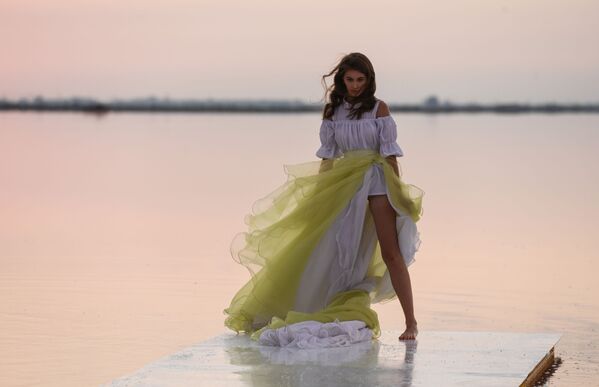 Người mẫu trình diễn trang phục từ bộ sưu tập mới của thương hiệu Dress Dreams trên hồ Sasyk-Sivash, ngoại ô Evpatoria - Sputnik Việt Nam