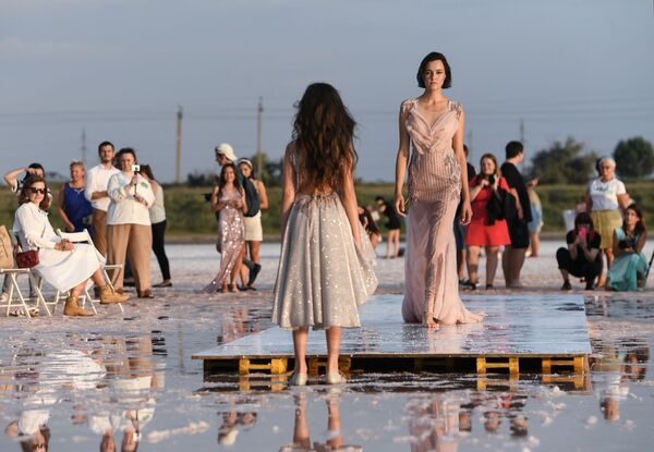 Người mẫu trình diễn trang phục từ bộ sưu tập mới của thương hiệu Dress Dreams trên hồ Sasyk-Sivash, ngoại ô Evpatoria - Sputnik Việt Nam