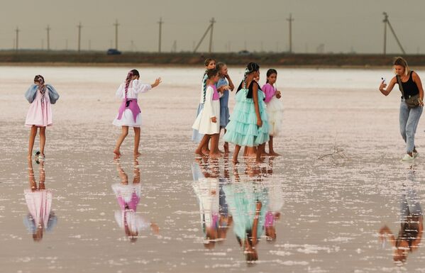 Những người mẫu trẻ trước buổi trình diễn thời trang trên hồ Sasyk-Sivash, ngoại ô Evpatoria - Sputnik Việt Nam