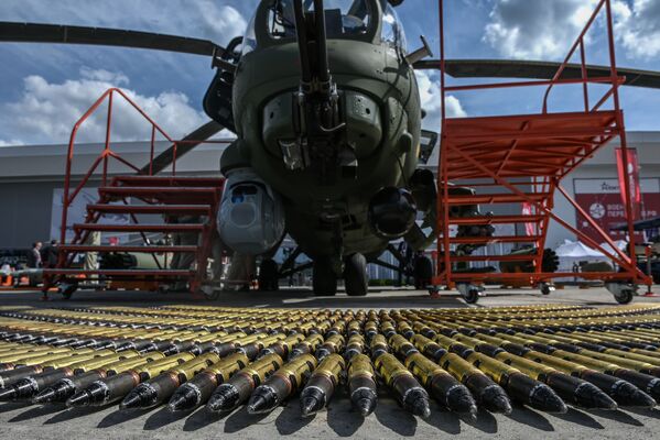 Máy bay trực thăng Mi-28N Thợ săn đêm tại Diễn đàn quân sự - kỹ thuật quốc tế Army-2020 trong công viên Patriot - Sputnik Việt Nam