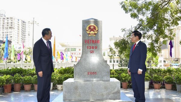 Phó Thủ tướng, Bộ trưởng Ngoại giao Phạm Bình Minh và Bộ trưởng Ngoại giao Trung Quốc Vương Nghị tham quan cột mốc 1369 tại Việt Nam.  - Sputnik Việt Nam