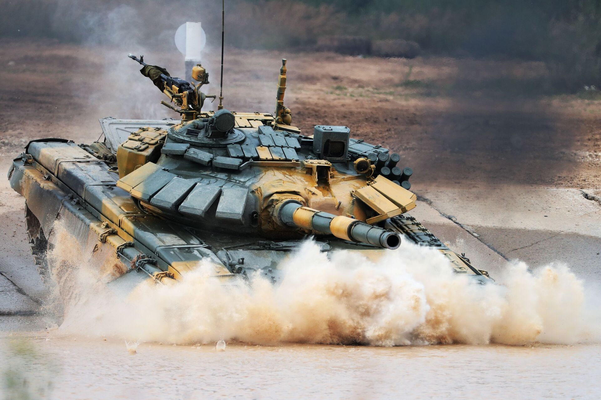 Xe tăng T-72 của đoàn quân nhân Việt Nam trong cuộc thi Tank Biathlon 2020. - Sputnik Việt Nam, 1920, 05.10.2021