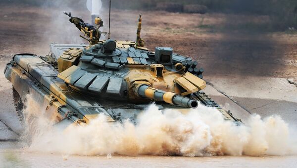 Xe tăng T-72 của đoàn quân nhân Việt Nam trong cuộc thi Tank Biathlon 2020. - Sputnik Việt Nam