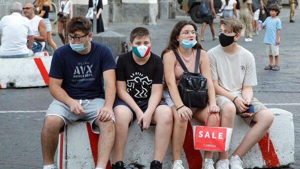 Thanh niên đeo khẩu trang y tế trên đường phố ở Naples, Ý. - Sputnik Việt Nam