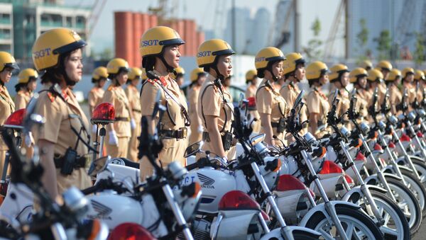 Các nữ chiến sỹ CSGT triển khai đội hình tại thành phố Hồ Chí Minh - Sputnik Việt Nam