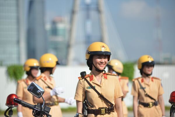 Nữ chiến sỹ Cảnh sát giao thông dẫn đoàn của PC08 Công an Thành phố Hồ Chí Minh. - Sputnik Việt Nam