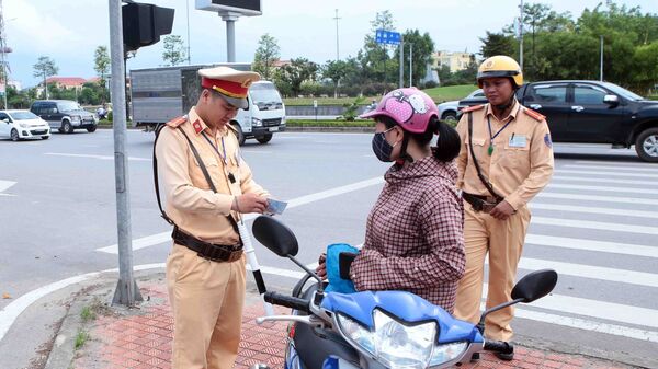 Lực lượng CSGT tỉnh Hưng Yên kiểm tra và xử lý chủ phương tiện vi phạm trật tự an toàn giao thông. - Sputnik Việt Nam
