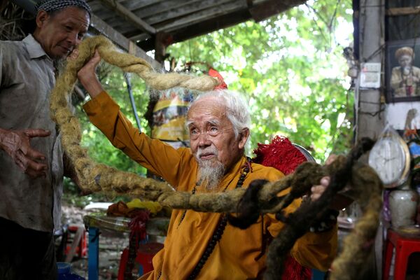 Con trai cụ Nguyễn Văn Chiến 92 tuổi (ở Việt Nam) khoe búi tóc dài 5m của bố - Sputnik Việt Nam