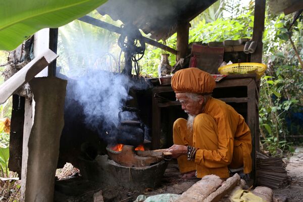 Cụ Nguyễn Văn Chiến 92 tuổi (ở Việt Nam) với mái tóc dài 5m đang nấu ăn  - Sputnik Việt Nam