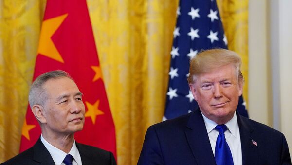 Donald Trump và Liu He trước khi ký giai đoạn đầu của hiệp định thương mại giữa Trung Quốc và Hoa Kỳ - Sputnik Việt Nam