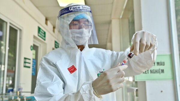 Ca nghi nhiễm COVID-19 được lấy mẫu xét nghiệm sàng lọc tại Bệnh viện Thanh Nhàn - Sputnik Việt Nam